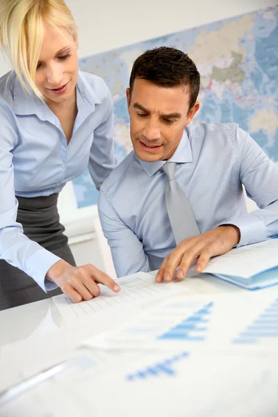 Corporate woman presenting results to sales team — Stock Photo, Image