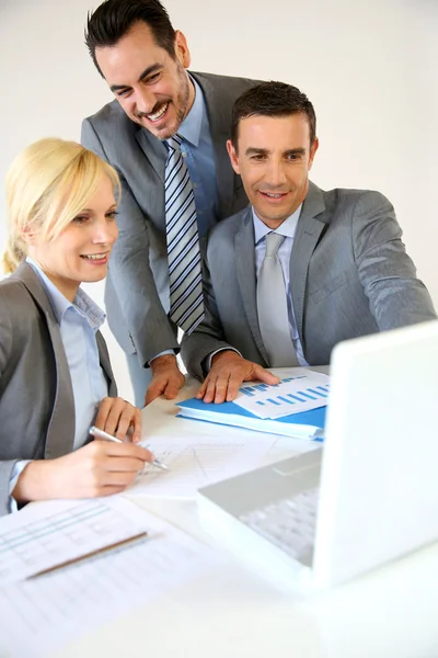 Empresário apresentando plano de marketing — Fotografia de Stock