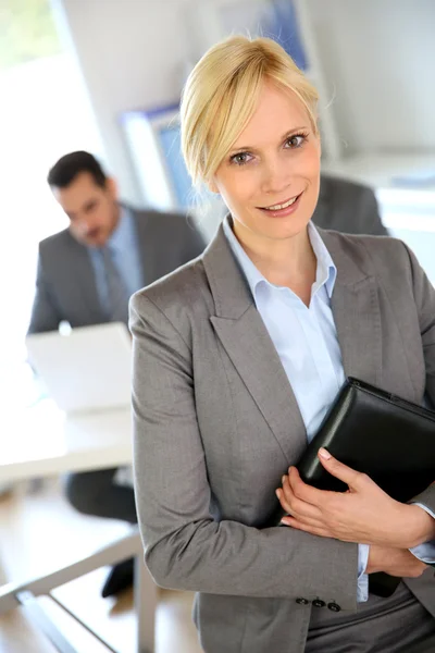 Retrato de mujer de negocios con grupo en segundo plano —  Fotos de Stock