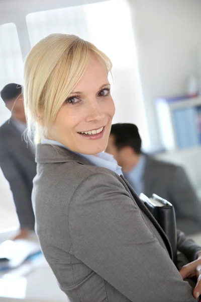 Porträt einer Geschäftsfrau mit Gruppe im Hintergrund — Stockfoto