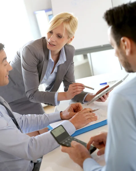 Mujer ejecutiva haciendo presentación de negocios —  Fotos de Stock