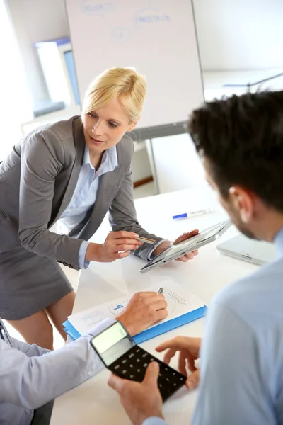 Zakenvrouw doen bedrijfspresentatie — Stockfoto