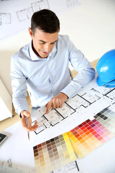 Arquiteto sentado à mesa de desenho — Fotografia de Stock