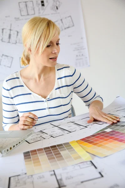 Vrouw architect werken in office — Stockfoto