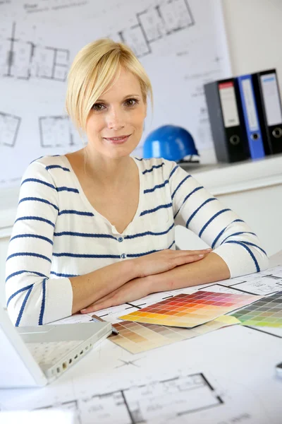 Portrait of woman architect in office — Stock Photo, Image