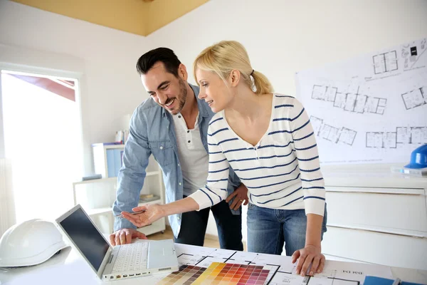 Arquitectos trabajando juntos en la oficina — Foto de Stock