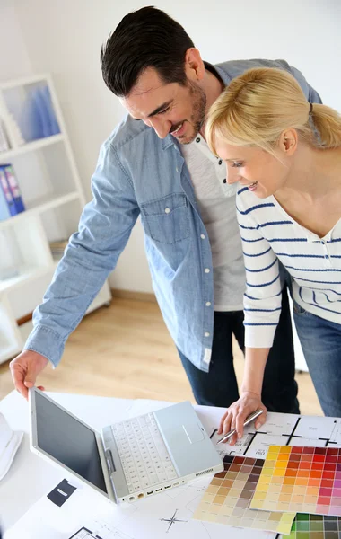 Architekten arbeiten im Büro zusammen — Stockfoto