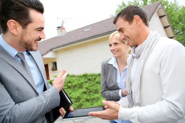 Makelaar weergegeven: plan van het huis op digitale Tablet PC — Stockfoto