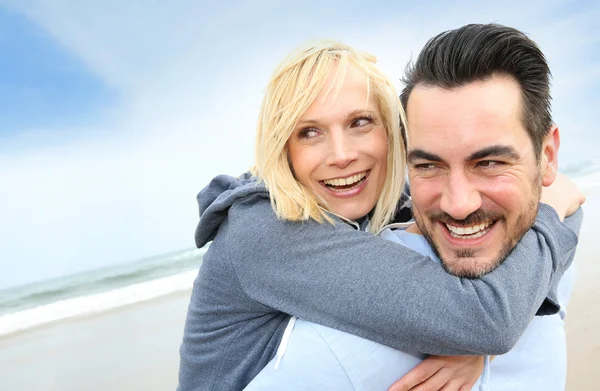 Veselá dvojice stojící na pláži — Stock fotografie