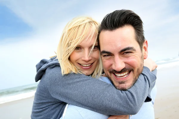 Veselá dvojice stojící na pláži — Stock fotografie