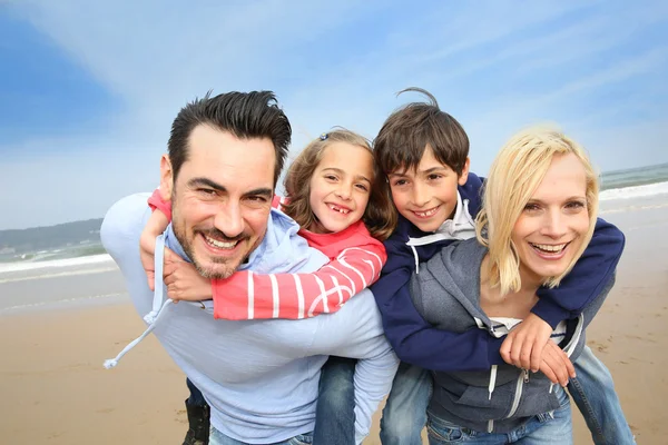 Porträtt av glad familj på stranden — Stockfoto