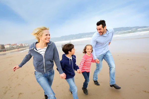 Familie läuft am Strand — Stockfoto