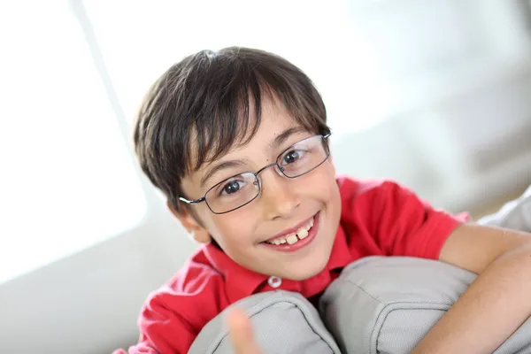 戴眼镜的可爱小男孩 — 图库照片