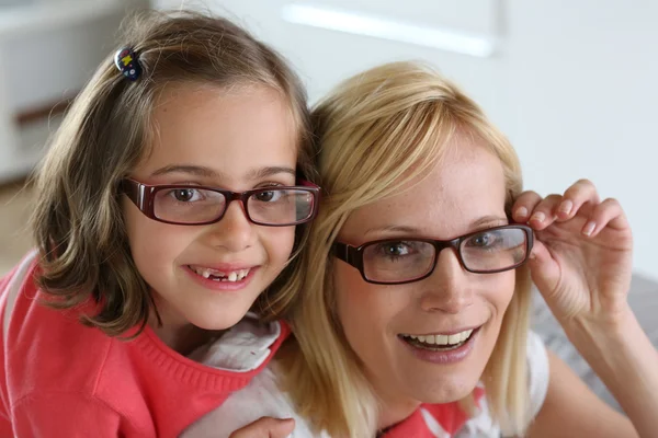 Mor och dotter med glasögon på — Stockfoto