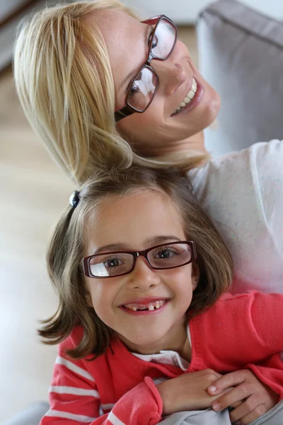 Madre e figlia con gli occhiali su — Foto Stock