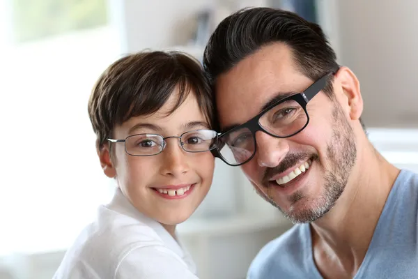 Porträtt av ung pojke med pappa med glasögon på — Stockfoto