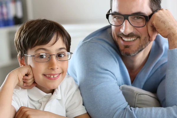 Портрет хлопчика з татом з окулярами на — стокове фото