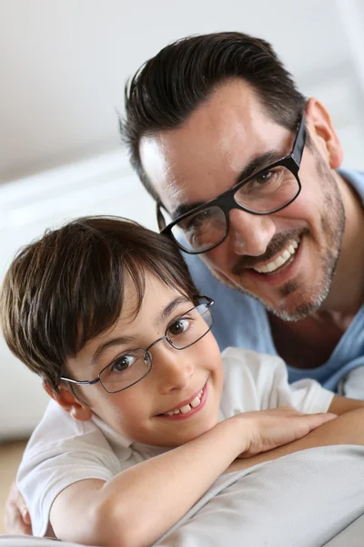 Портрет хлопчика з татом з окулярами на — стокове фото