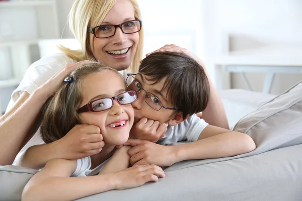 Mujer y niños con anteojos puestos — Foto de Stock