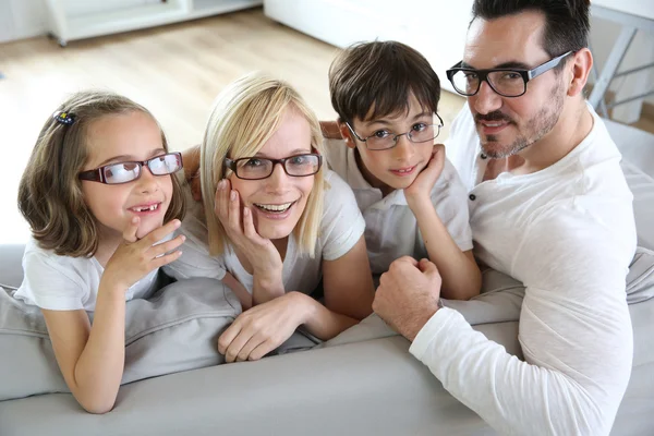 Familia de cuatro con gafas graduadas — Foto de Stock