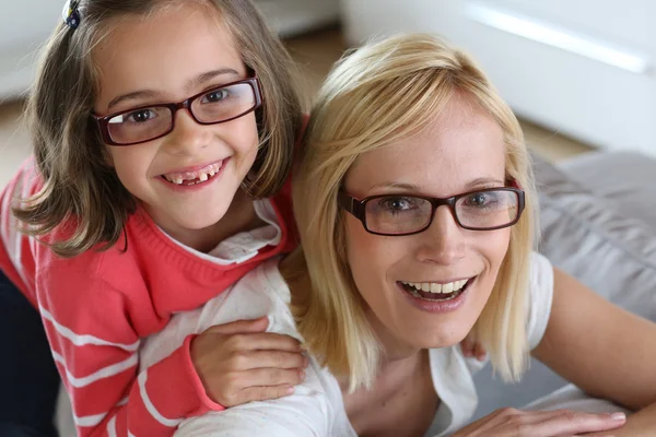 Moeder en dochter met bril op — Stockfoto