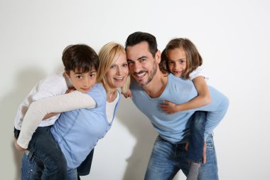 Aile beyaz zemin üzerine dört duran