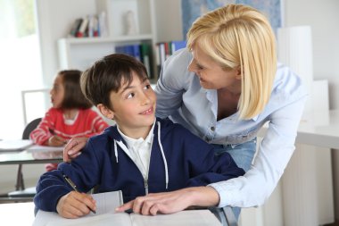 genç çocuk ile ders yardımcı öğretmen