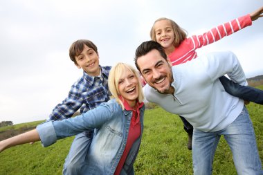kırsal kesimde rahatlatıcı Dört Kişilik Aile