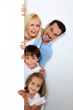 Beyaz arka planda mutlu bir aile
