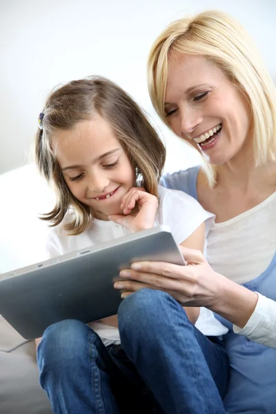 Мать и дочь играют с электронным планшетом — стоковое фото