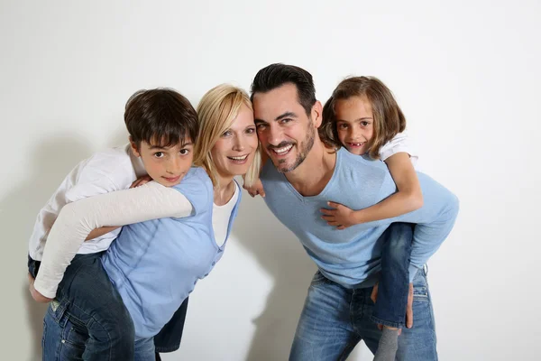 Família de quatro em pé sobre fundo branco — Fotografia de Stock