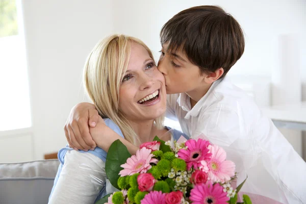 Kleine jongen haar moeder voor haar verjaardag — Stockfoto