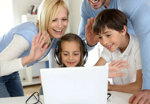 Familia usando la cámara web para comunicarse con sus seres queridos — Foto de Stock