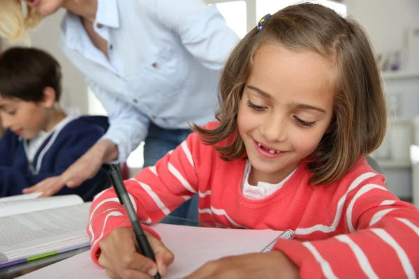 Portret van mooie meisje in de klas — Stockfoto