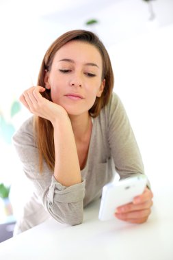 kadın evde rahatlatıcı ve smartphone kullanarak