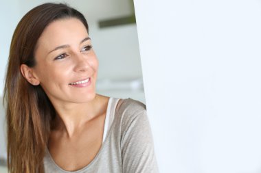 güzel esmer kız evde rahatlatıcı