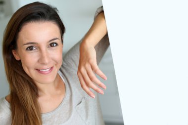 evde duran rahat genç kadın