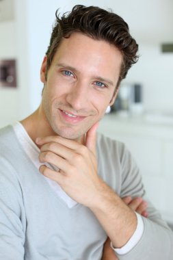 mavi gözlü yakışıklı adam portresi