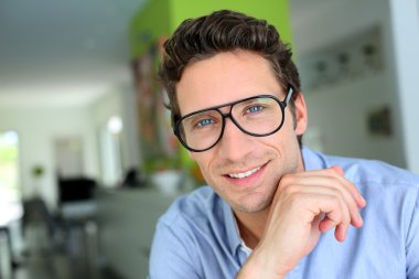 Modern adam gözlük ile