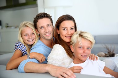 kanepe rahatlatıcı aile portresi
