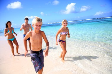 paradisaical plajda çalışan aile