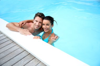 Yüzme havuzunda çift portresi