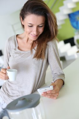 genç kadın evde smartphone bağlı