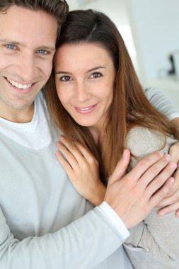 tatlı aşk çift birbirlerine kucaklayan