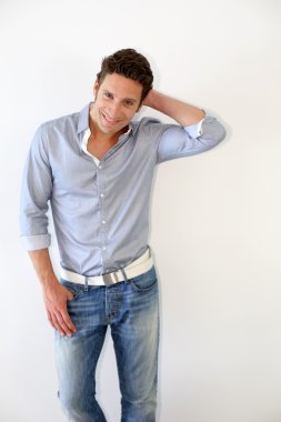 gözde bekar beyaz zemin üzerine