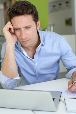 adam şüpheli göz önünde laptop ile