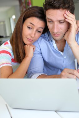 Çift evde laptop oturan