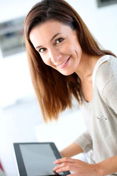 Jeune femme utilisant une tablette électronique — Photo