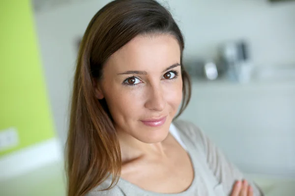 Portret van lachende jonge brunette — Stockfoto