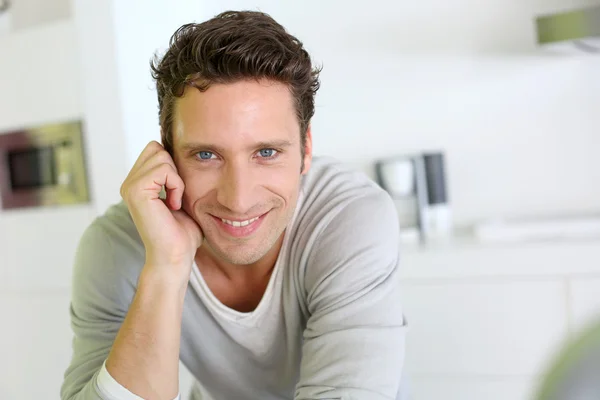 Retrato de homem bonito com olhos azuis — Fotografia de Stock